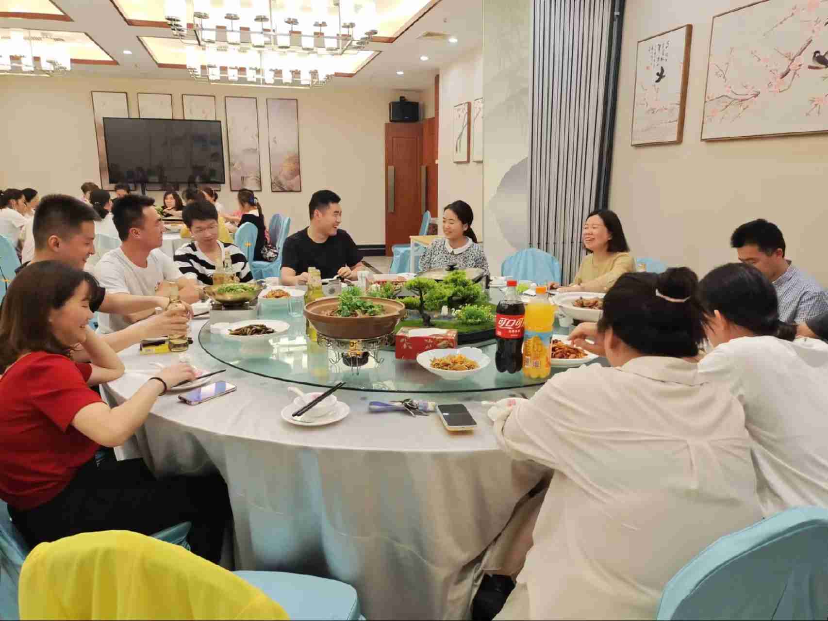 Das Unternehmen veranstaltete ein Reunion-Dinner-Event
